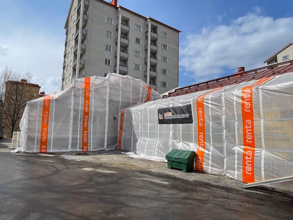 Kerrostalo suojapeitteissä julkisivutyön aikana