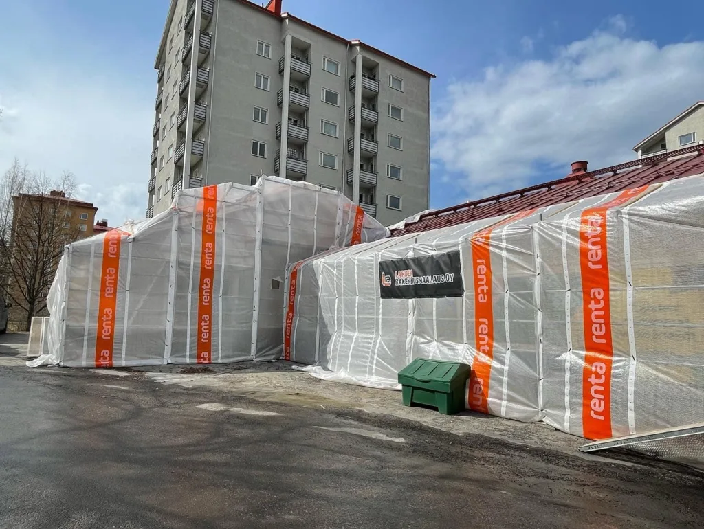 Kerrostalo suojapeitteissä julkisivuremontin aikana