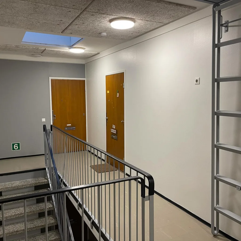 Taloyhtiön porraskäytävä maalauksen jälkeen