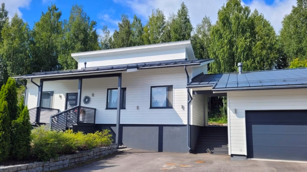 Vaalea omakotitalo pihalta kuvattuna